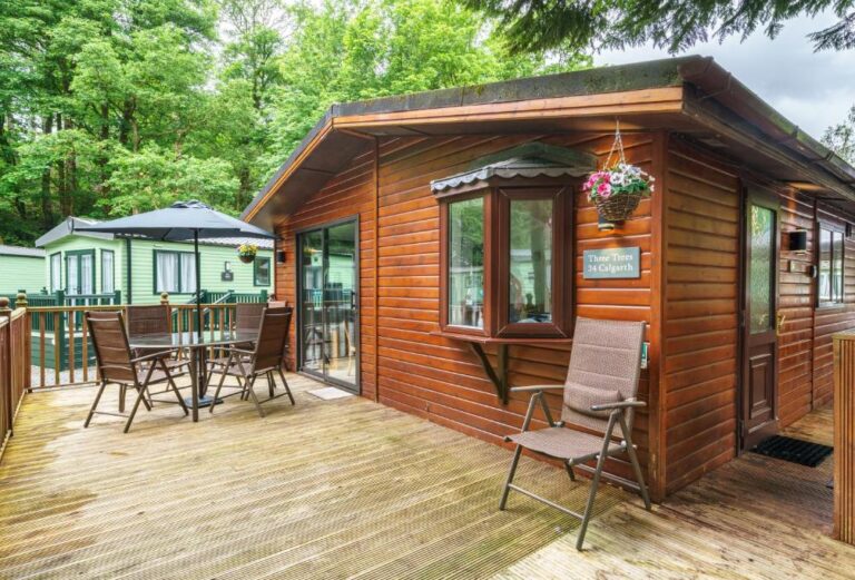 log cabins in Windermere with hot tub