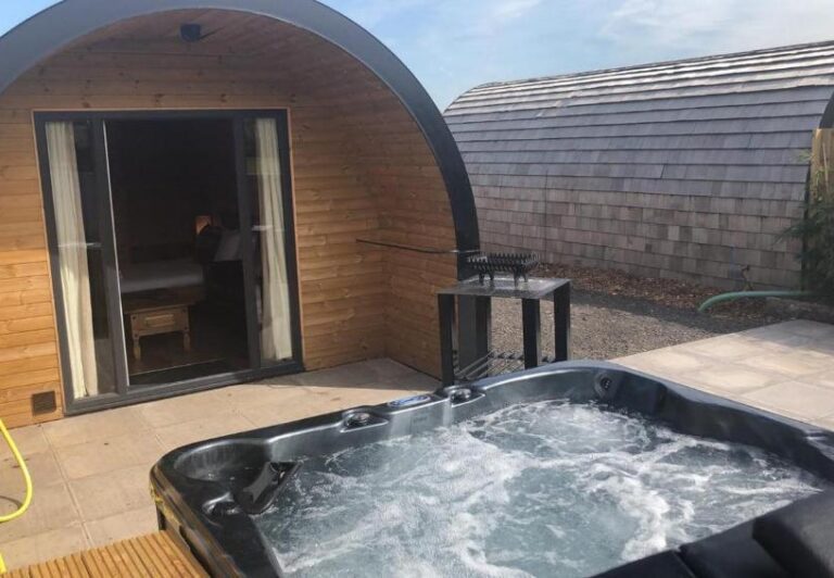 log cabins with hot tub in Cheshire
