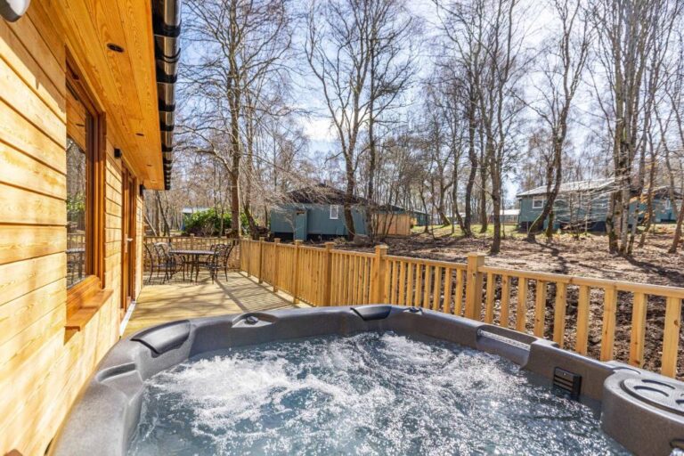 log cabins with hot tub in Loch Ness