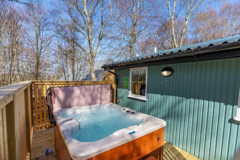 log cabins with private hot tub in Highlands