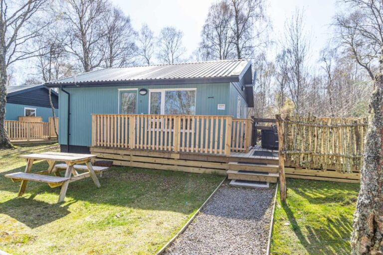 log cabins with private hot tub with in Loch Ness 3