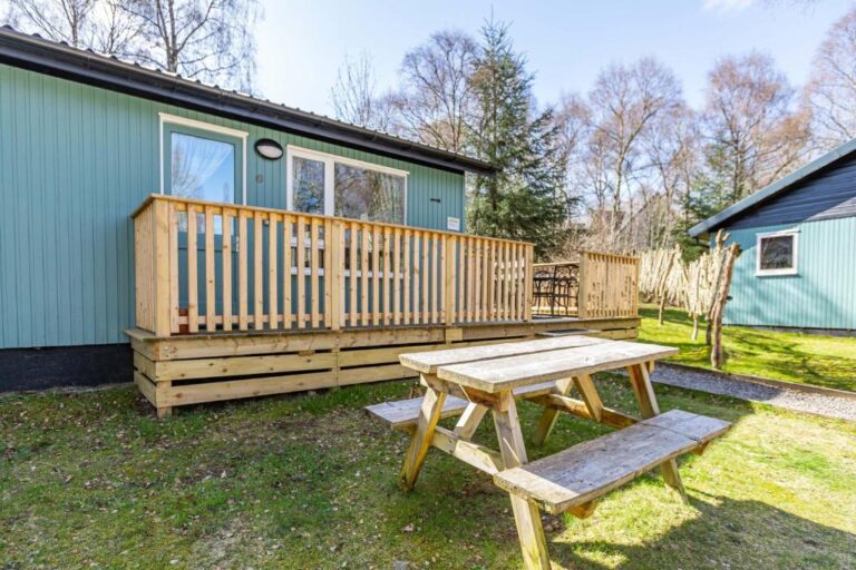 log cabins with private hot tub with in Loch Ness 4