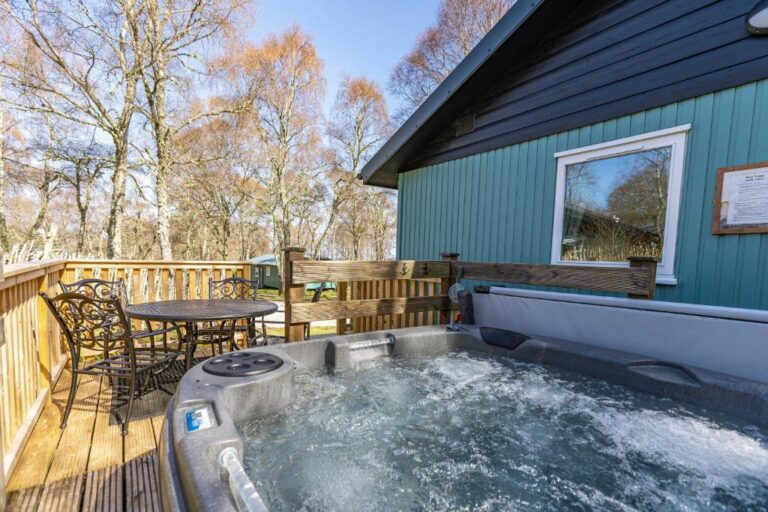 log cabins with private hot tub with in Loch Ness