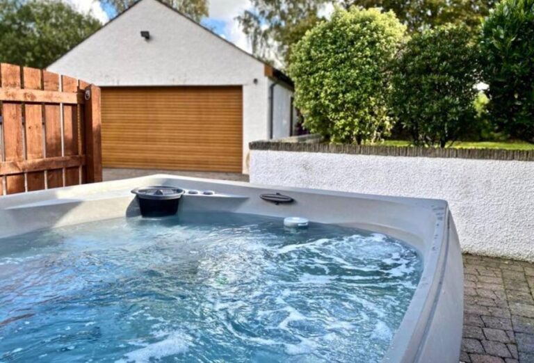 logdes in Windermere with hot tub