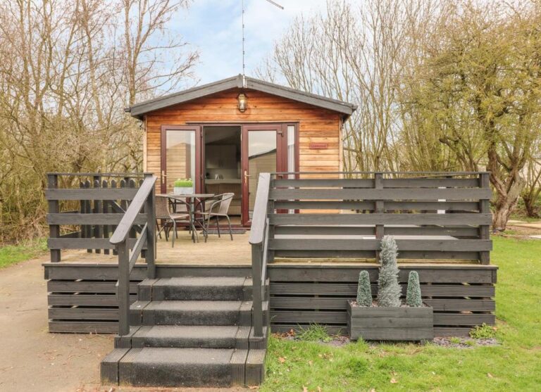 lovely log cabin in Lincolnshire with private hot tub