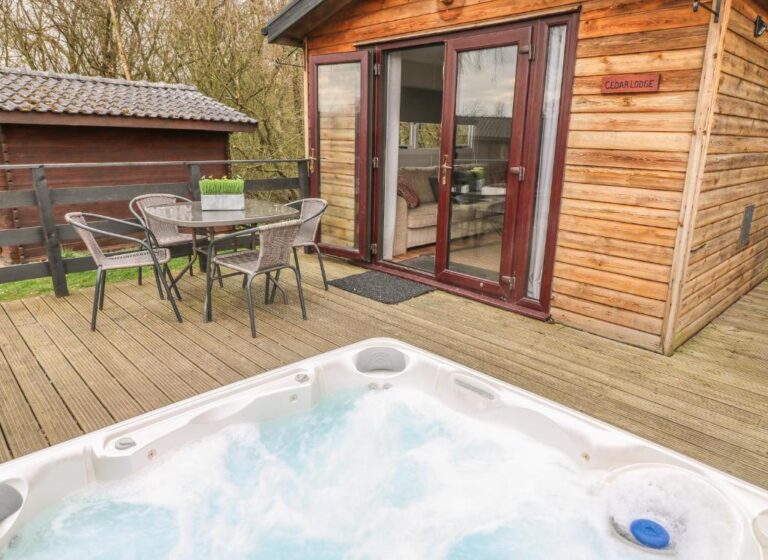 lovely log cabin in Lincolnshire with private hot tub 4