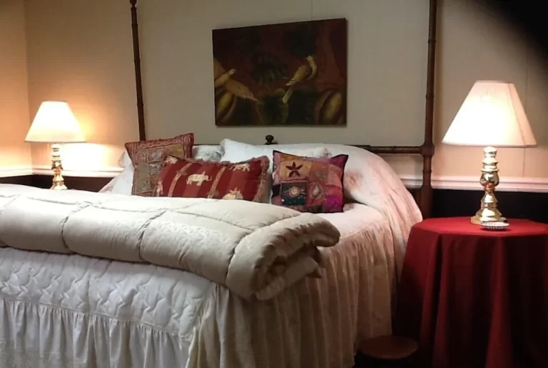 luxury accommodation with hot tub in Atlanta 3