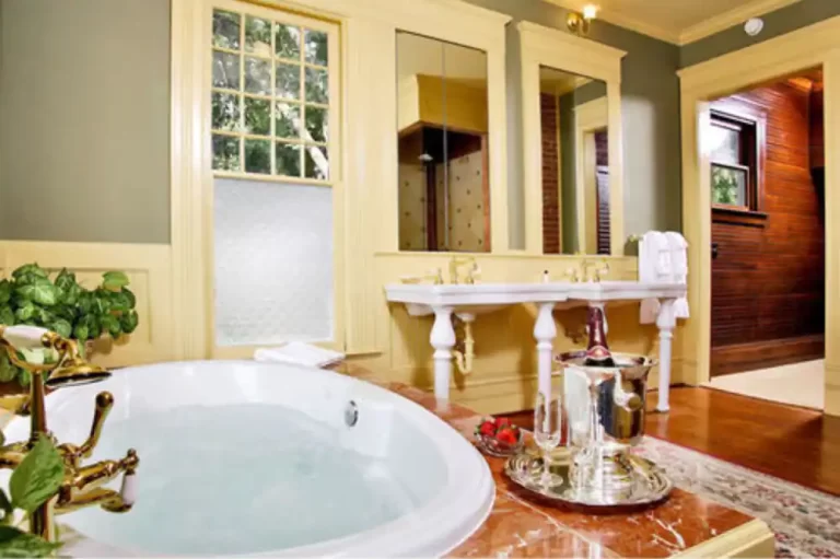 luxury accommodation with hot tub in Dallas