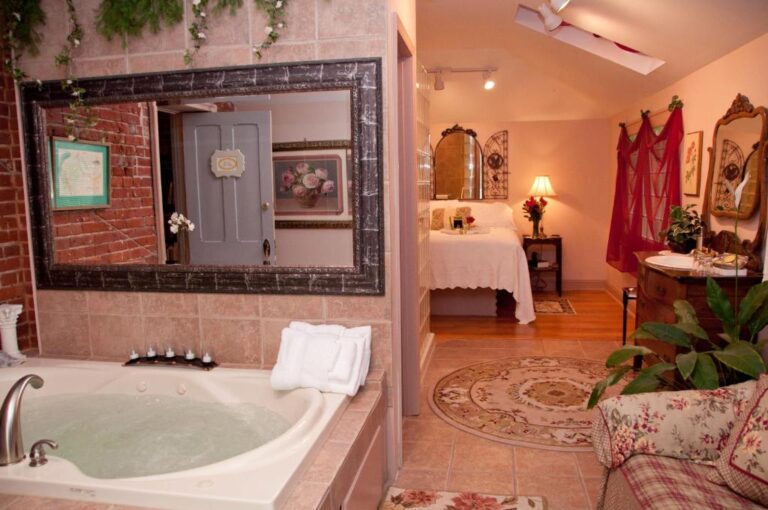 luxury accommodations in Kansas City with hot tub 2