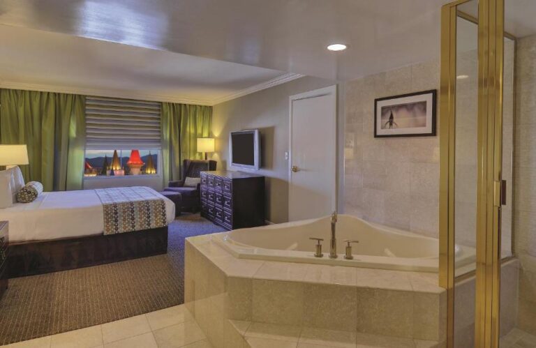 luxury hotels with hot tub in Las Vegas 3