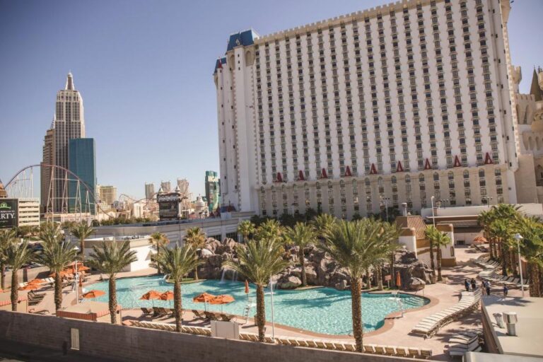 luxury hotels with hot tub in Las Vegas
