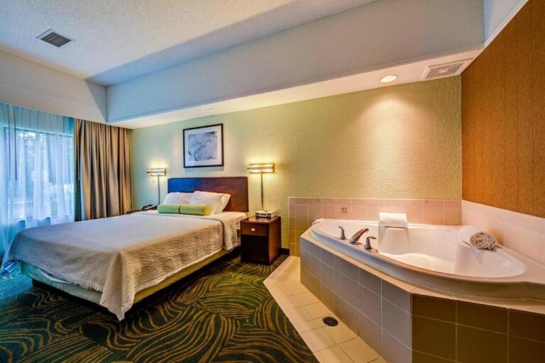 luxury hotels with hot tub in room Ohio 2