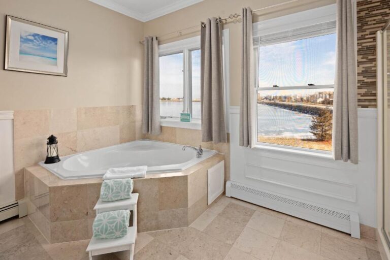 luxury inn in Boston with hot tub 4
