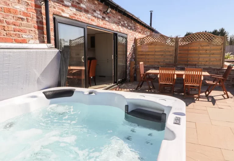 luxury lodge in Cheshire with hot tub 3