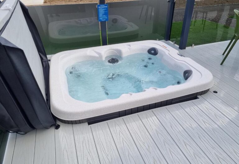 luxury lodge in Lincolnshire with hot tub 4