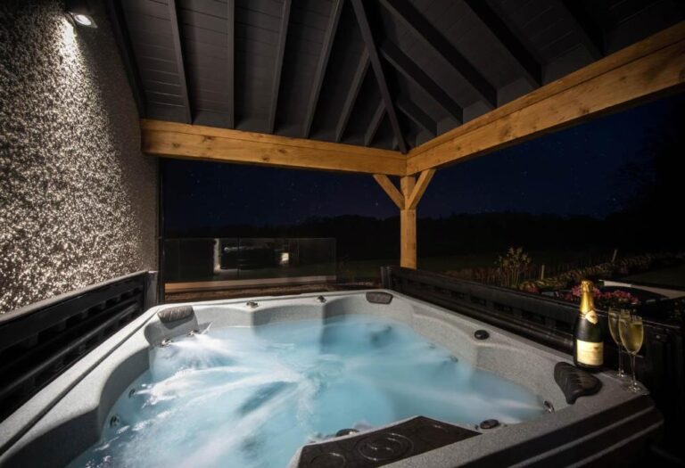 luxury lodge with hot tub in Windermere 5