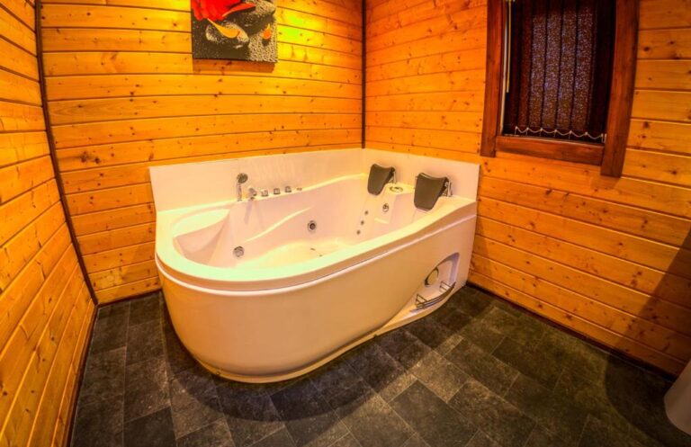 luxury lodges in Dorset with hot tub 3
