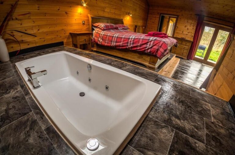 luxury lodges in Dorset with hot tub 4