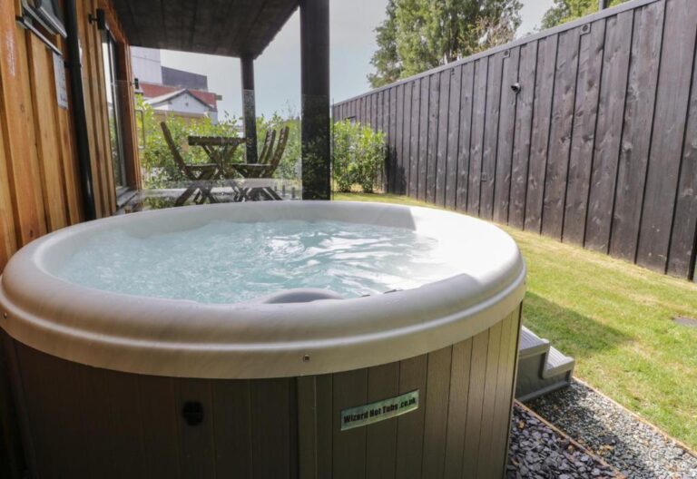 luxury lodges in Snowdonia with hot tub 4