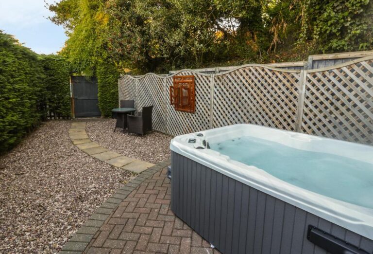 luxury lodges with hot tub in Cheshire 3