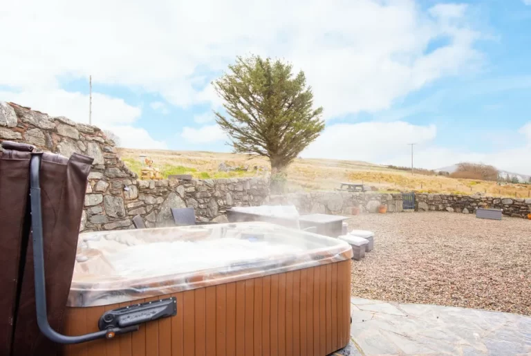 luxury lodges with hot tub in Snowdonia 4