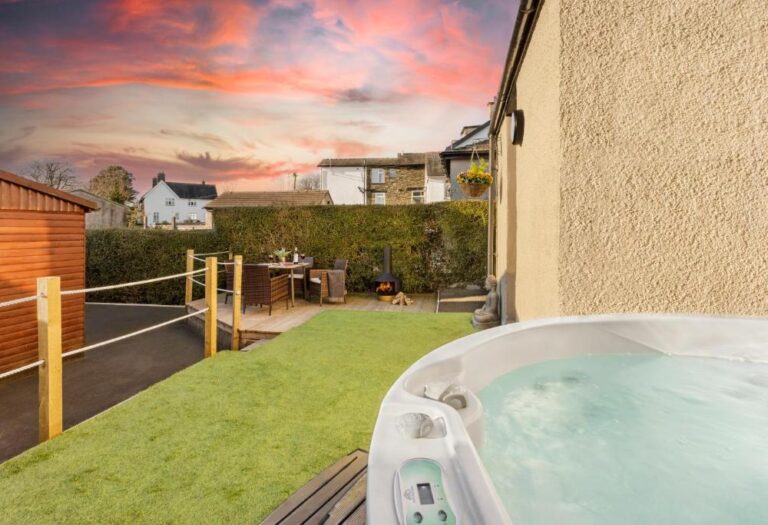 luxury lodges with hot tub in Windermere
