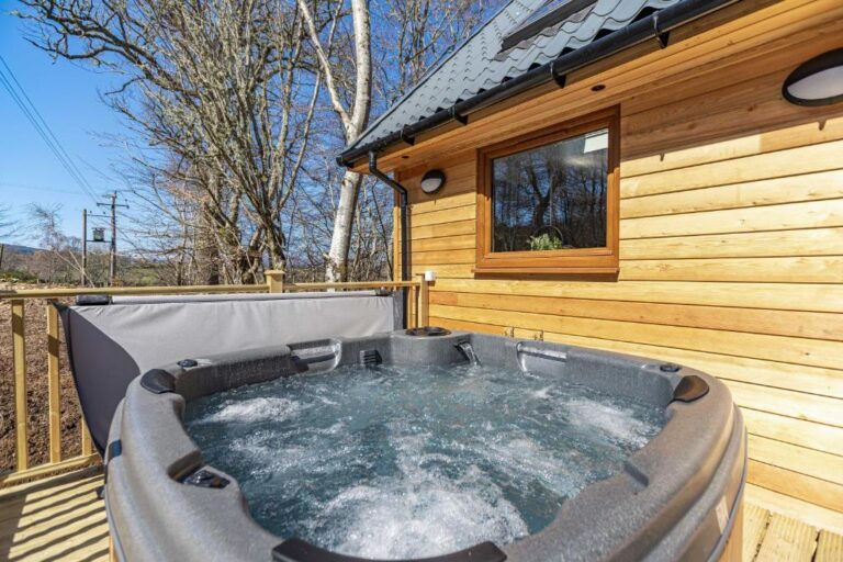 luxury log cabin with hot tubin Highlands 4