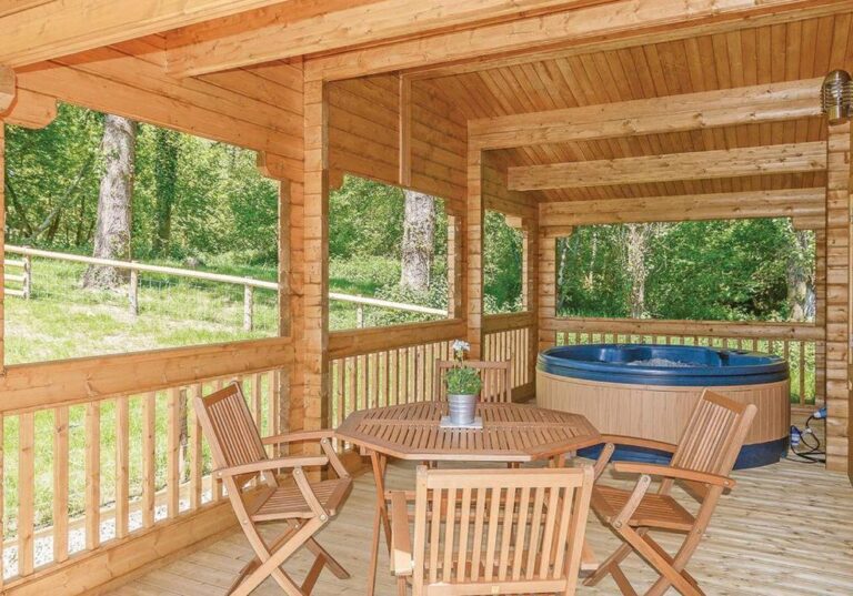luxury log cabins in Dorset with hot tub