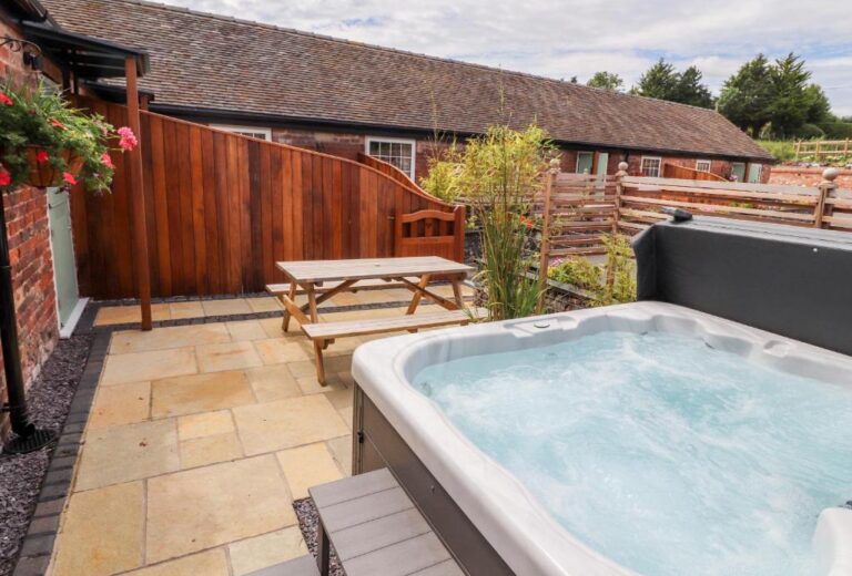 luxury log cabins with hot tub in Cheshire