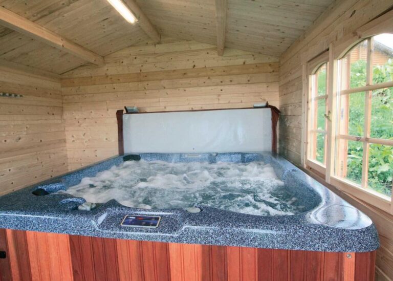 luxury log cabins with hot tub in Perthshire