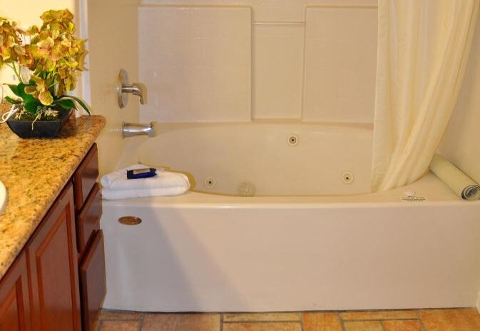 luxury resort with hot tub in Las Vegas 4