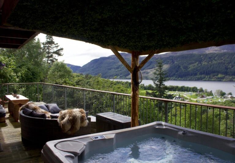 luxury vacation home with hot tub in Loch Ness