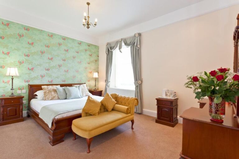 romantic lodge with hot tub in Windermere 3