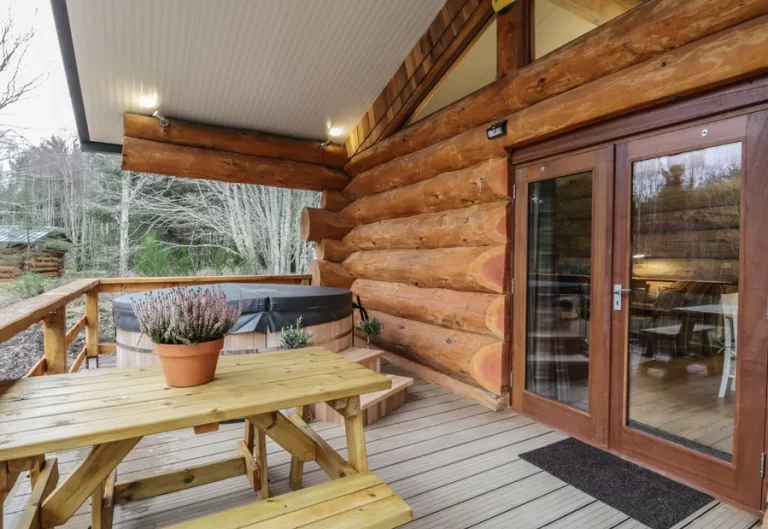 romantic log cabins with hot tub in Highland