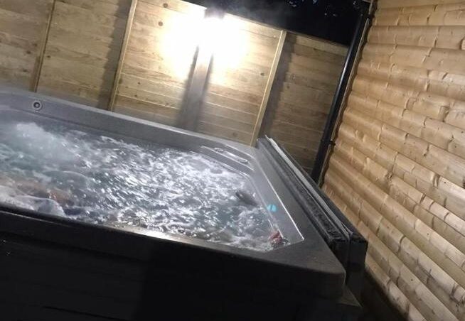 Mourne Meadow Cabins hot tub
