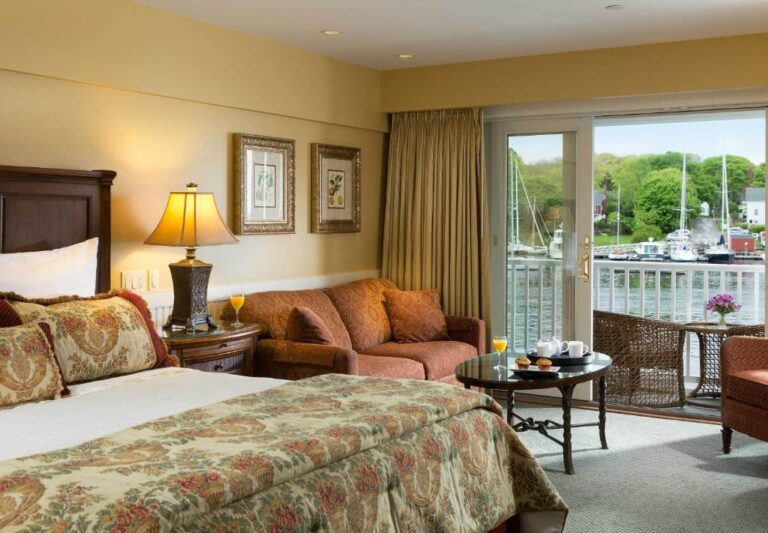 boutique hotels in Maine with hot tub in room 3
