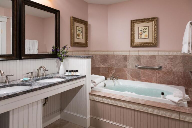 boutique hotels in Maine with hot tub in room