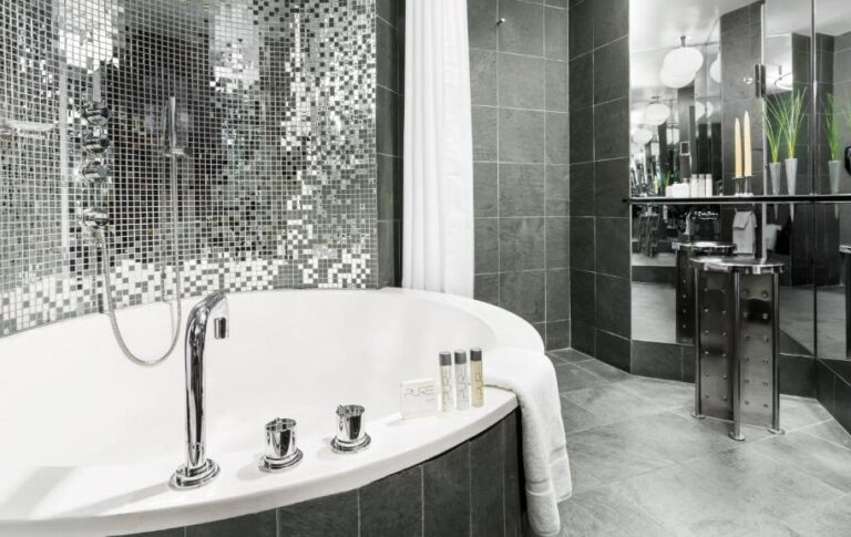 boutique hotels in NYC with cool bathtub 4