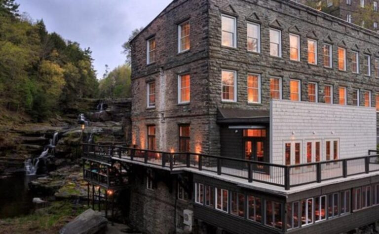 boutique hotels with fancy tub in Pocono Mountains