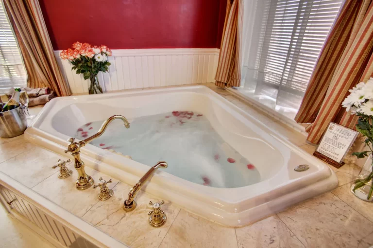 boutique hotels with hot tub in Savannah 5