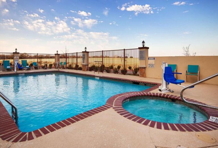 budget friendly hotels with hot tub in Forth Worth 4