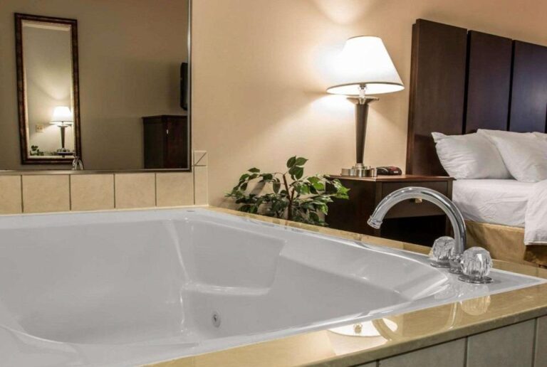 budget friendly hotels with hot tub in Michigan 2