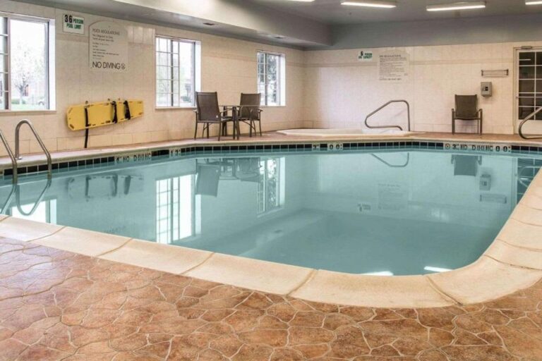 budget friendly hotels with hot tub in Michigan 3