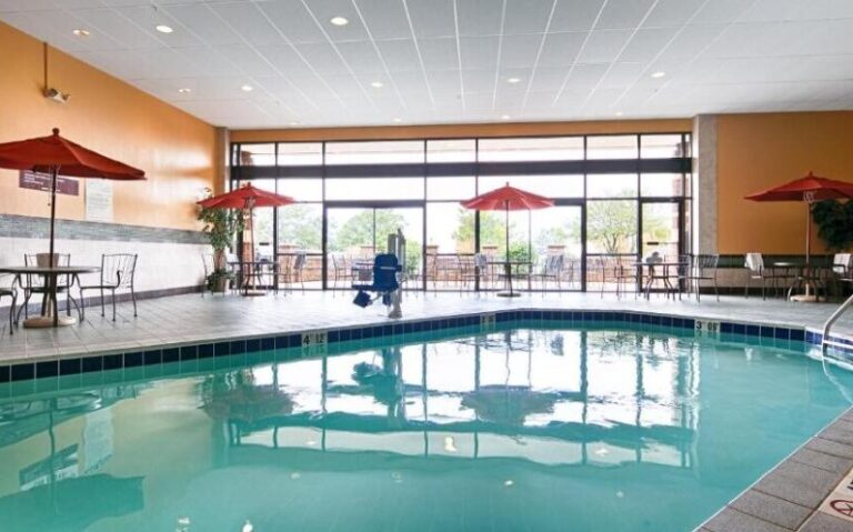 budget friendly hotels with hot tub in Minneapolis 2