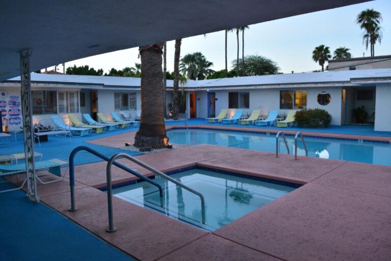 budget friendly hotels with hot tub in Palm Springs 2