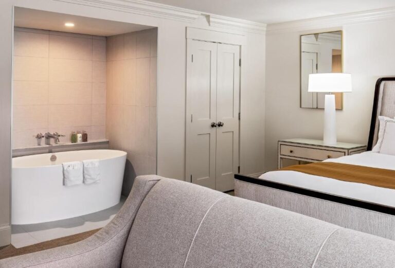 charming boutique hotels in Maine with bathtub in room 4