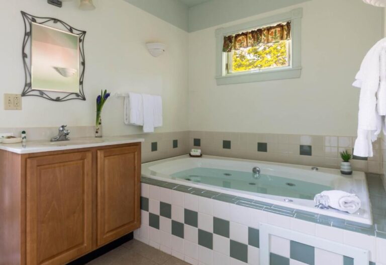 cozy boutique hotels in Maine with hot tub in room 2