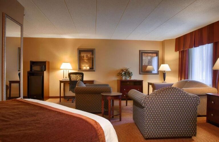 cozy hotels with hot tub rooms in Minneapolis 3