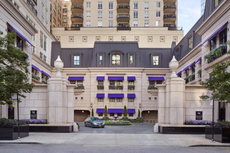 elegant boutique hotels in Chicago with hot tub