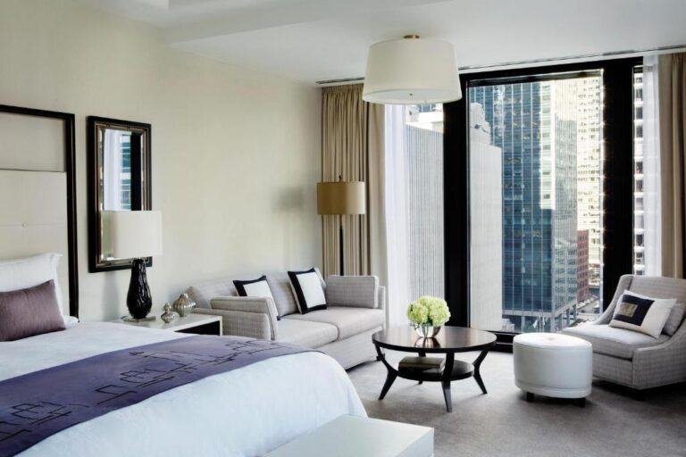 elegant hotels in Chicago with hot tub in room 5